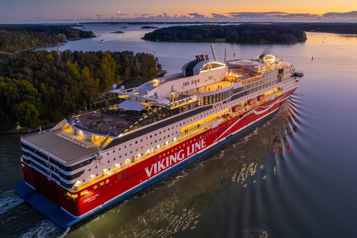 Fartyget Viking Glory kryssar fram